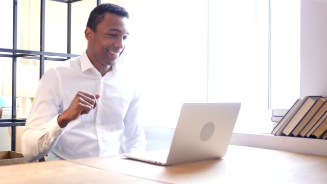 Online-Video-Chat-im-Büro-von-schwarzen-Mann