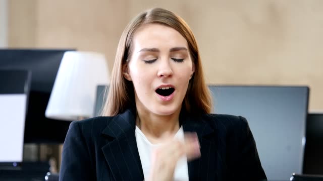 Mujer-cansada-bosteza-en-la-oficina,-retrato