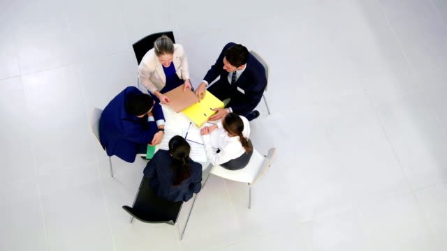 Geschäftsleute,-die-während-der-Sitzung-im-Büro-diskutieren