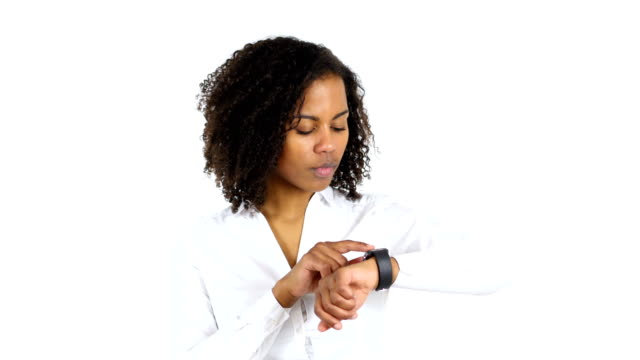 Schwarze-Frau-mittels-Smartwatch,-weißen-Hintergrund