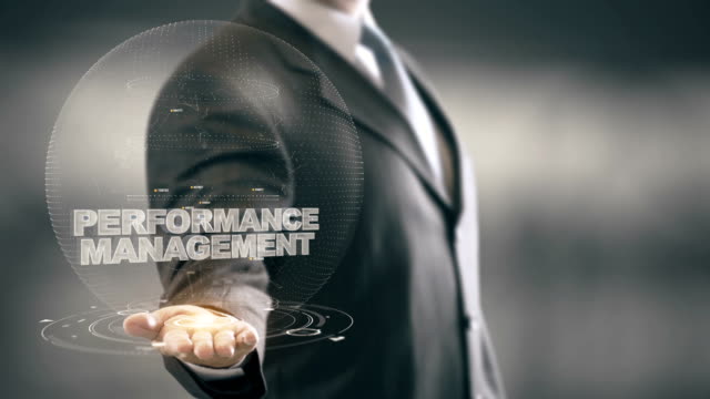Performance-Management-mit-Glühbirne-Hologramm-Geschäftsmann-Konzept