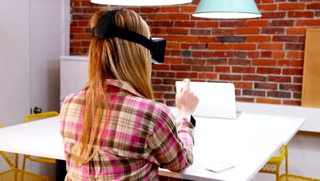 Weibliche-Führungskraft-mit-virtual-Reality-Kopfhörer