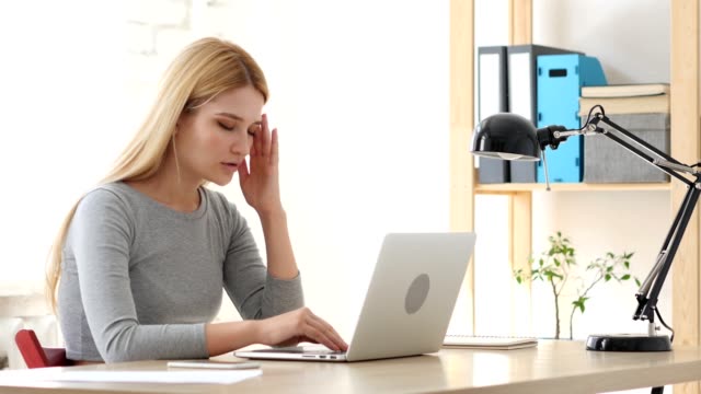 Kopfschmerzen,-Stress-der-Arbeit-für-die-Frau,-die-im-Büro-arbeiten