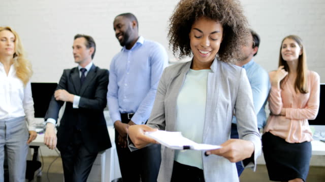 Empresaria-afroamericana-conservan-los-documentos-sonriendo-sobre-negocios-personas-grupo-Brainstorming-reuniones-en-oficina-abierta