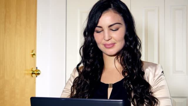 Plus-Größe-Geschäftsfrau-auf-Laptop-Computer-im-Büro-arbeiten