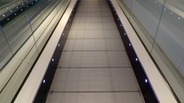 Closer-look-of-the-modern-moving-walkway