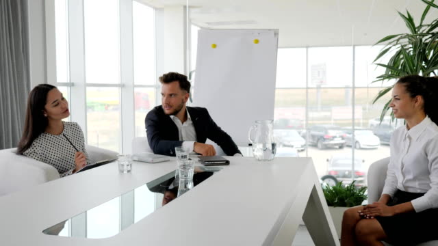 Personalmanagement,-Chef-mit-Sekretärin-hält-Vorstellungsgespräch-im-Sitzungssaal,-Business-Meeting-der-Geschäftsleute