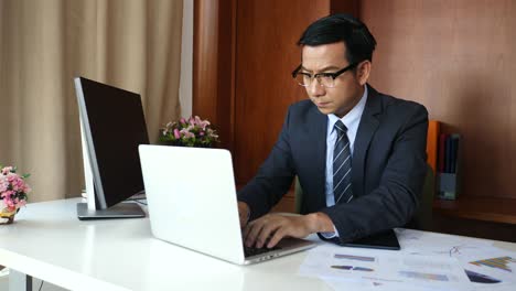 Hombre-de-negocios-haciendo-análisis-planificación-proyecto-empresarial-en-oficina.