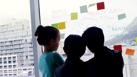 Kinder-als-Unternehmensleiter-diskutieren-über-Whiteboard-4k