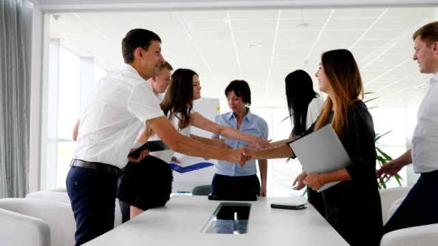 Erfolgreiche-Führungskräfte-schütteln-Hände-miteinander-auf-der-Sitzung-im-Sitzungssaal-im-Businesscenter