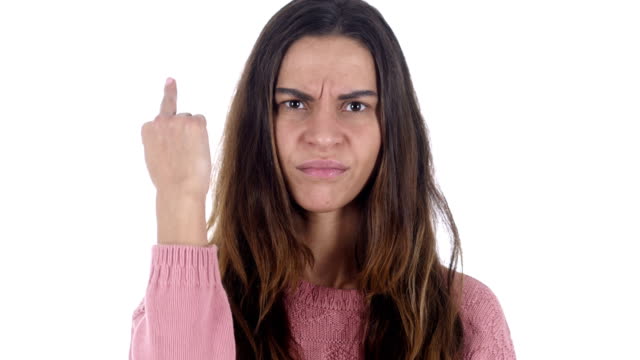 Wütende-junge-Latin-Girl-zeigt-Mittelfinger,-weißer-Hintergrund