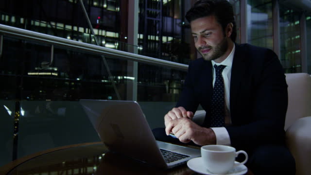 Europäische-Geschäftsmann-mit-Wifi-Laptop-Hotel-in-der-Innenstadt-Nacht