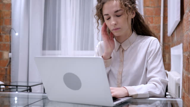Mujer-con-estrés-y-dolor-de-cabeza-trabajando-en-ordenador-portátil,-interior-de-Loft