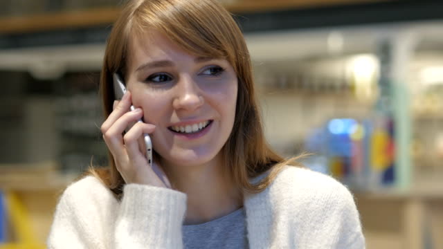 Mujer-joven-hablando-por-teléfono,-asistir-a-la-llamada-de-teléfono