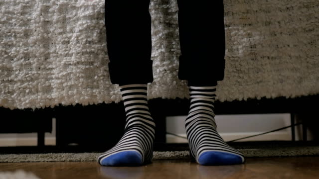 Füße-in-Socken,-Mann-kommt-ins-Bett-in-der-Nacht
