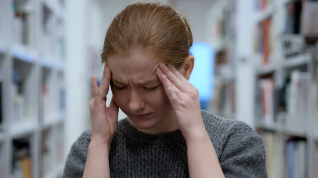 Angespannte-junge-Frau-mit-Kopfschmerzen,-frustriert-Leben