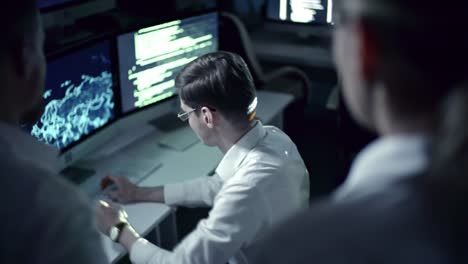 Programmierer-arbeiten-im-Cyber-Security-Center-bei-Nacht
