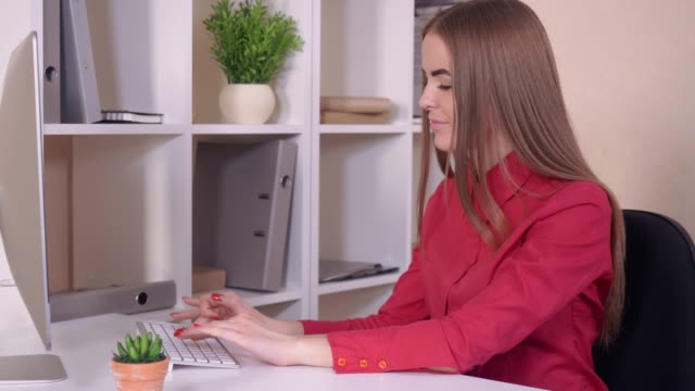 junge-Frau-mit-langen-Haaren-arbeitet-am-computer