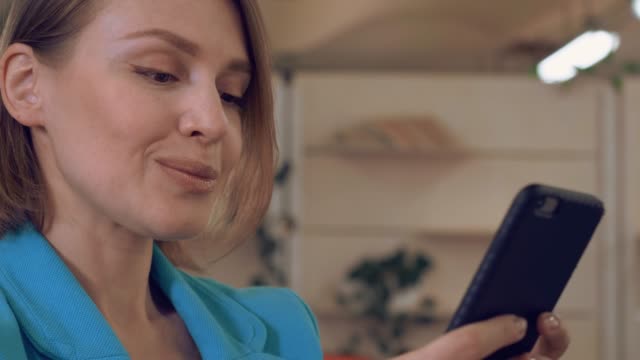 Nahaufnahme-Gesicht-kaukasischen-Erwachsenen-geschäftsfrau-nutzen-Smartphone