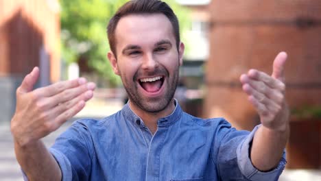 Invitando-a-gesto-por-la-barba-de-hombre-adulto