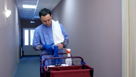 Limpiador-de-ponerse-guantes-antes-de-limpiar-la-habitación-masculina-hotel