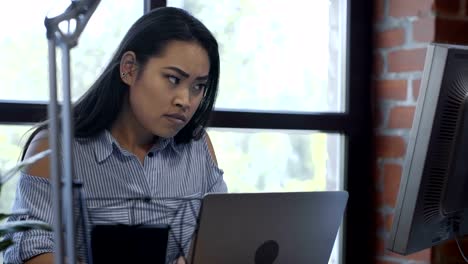 Ziemlich-ethnische-Mädchen-arbeiten-bei-Computer-Schreibtisch