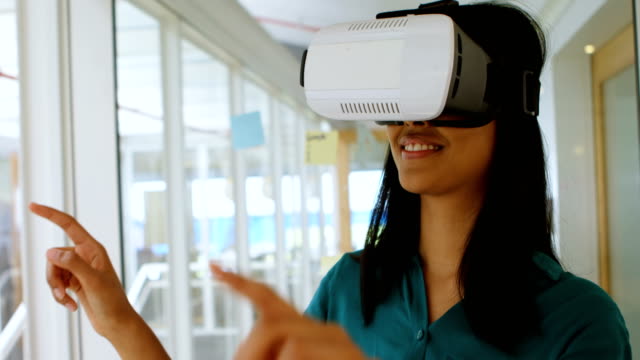 Weibliche-Führungskraft-mit-virtual-Reality-Kopfhörer-4k