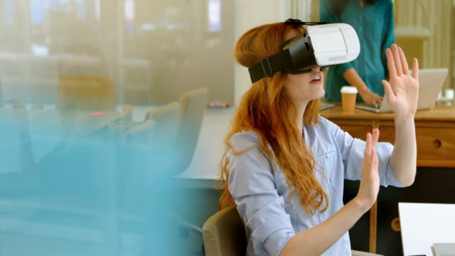 Ejecutivo-mujer-con-casco-de-realidad-virtual-4k