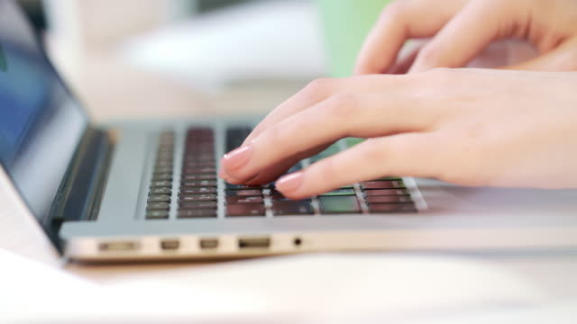 Frau-Hände-auf-Laptop-Computer-arbeiten.-Arbeitnehmer,-die-auf-einer-Tastatur-tippen