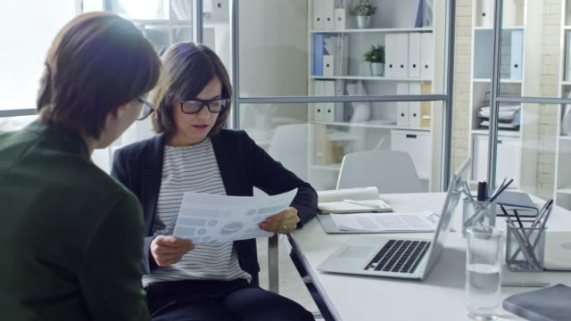 Smart-mujeres-empresarias-trabajando-con-documentos