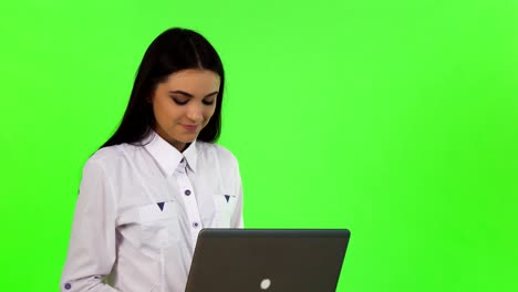 Schöne-fröhliche-geschäftsfrau-auf-ihrem-Laptop-arbeiten
