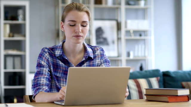 Joven-mujer-trabajando-en-ordenador-portátil,-Sittting-en-ejercicio-de-sofá