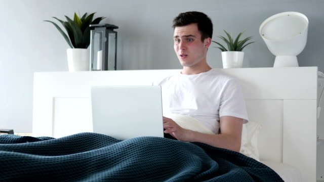Reaktion-des-Verlustes-von-trauriger-Mann-mit-Laptop-im-Bett