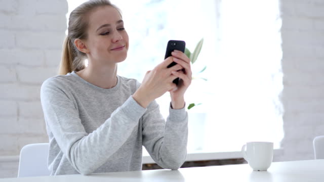 Junge-Frau-mit-auf-Smartphone-für-Messaging