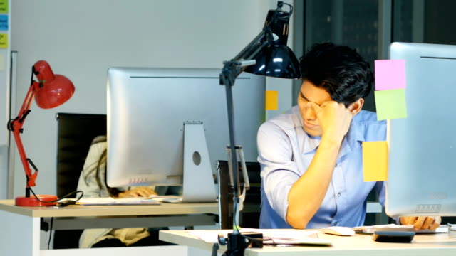 Empresario-cansado-trabajo-en-oficina.-Negocio-tiene-muchas-cosa-que-hacer-y-trabajo-todo-el-dia-toda-la-noche.