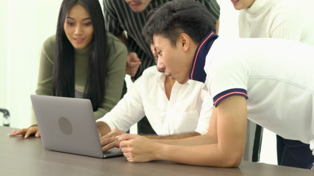 Geschäftsleute-suchen-Laptop-Computer-team-und-glücklich-mit-Erfolg-des-Projekts-zusammen.-Konzept-des-Büro-Lebensstil.