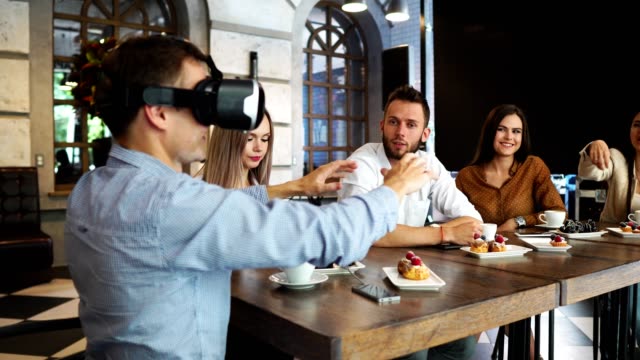 Grupo-de-jóvenes-empresarios-en-una-reunión-con-auricular-VR