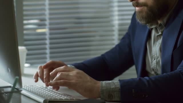 Nicht-erkennbare-Mann-schreiben-auf-Desktop-Computer