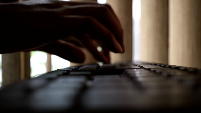 Closeup-Mannhände-Eingabe-Tastatur