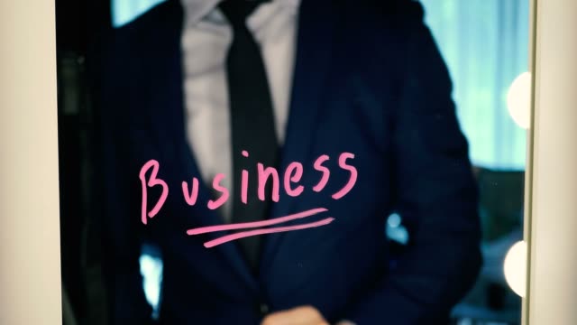 Intelligente-Business-Mann-das-Wort-Business-auf-dem-Spiegel-Brett---Business-Text-schreiben
