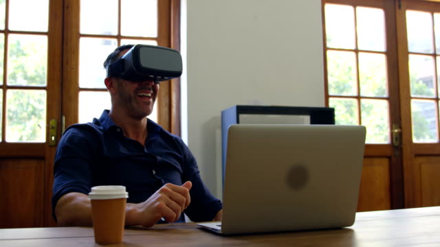 Geschäftsmann-mit-virtual-Reality-Kopfhörer-im-Büro-4k