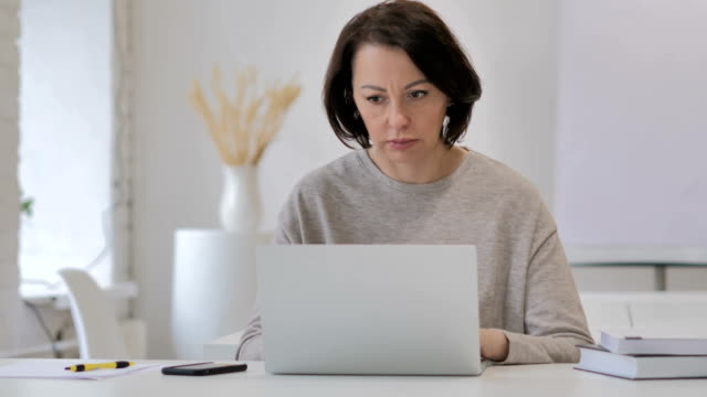 Mujer-Senior-trabajando-en-ordenador-portátil-en-la-oficina