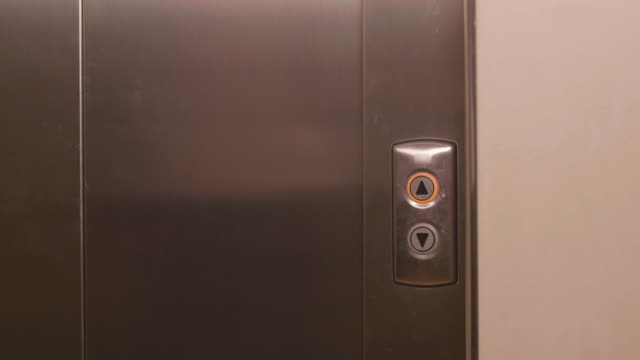Hombre-de-negocios,-presionando-el-botón-para-llamar-el-ascensor-y-entrar-en-el-ascensor