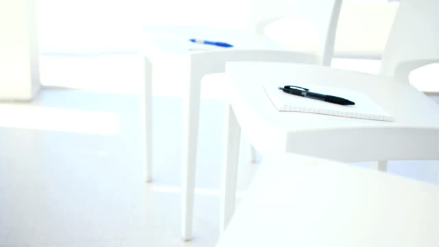 Notizbuch-mit-Stift-auf-weißen-Stuhl