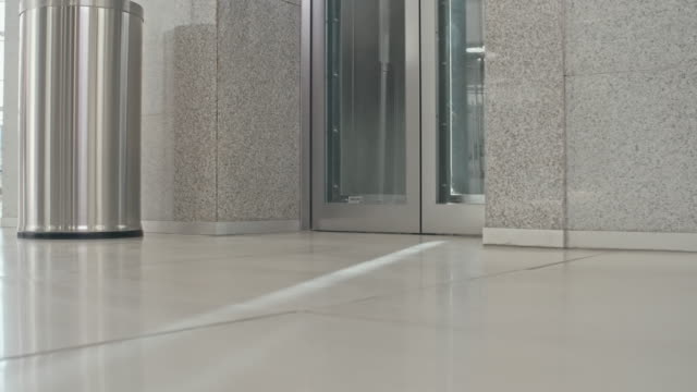Empresarios-saliendo-del-ascensor
