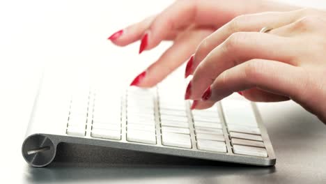 Frau-auf-einer-Tastatur-Tippen
