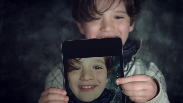 4K-Hi-Tech-Schuss-von-einem-Kind-tut-ein-Selbstporträt-auf-seinem-Tablet