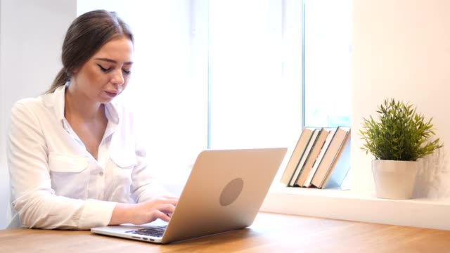 Nachdenklich-Mädchen-arbeiten-am-Laptop-im-Büro