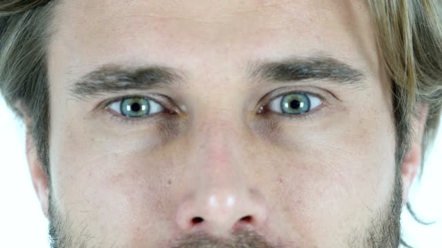 Blinkende-Augen-des-Mannes