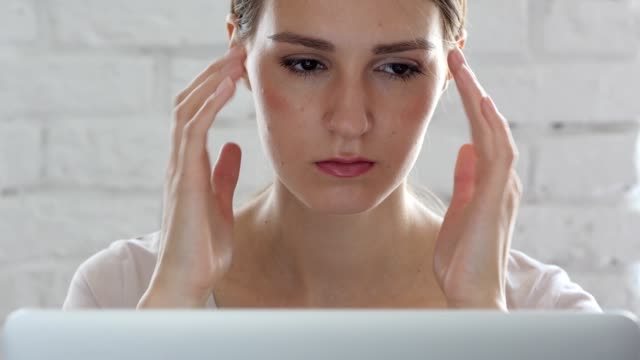 Kopfschmerzen,-emotionalen-Stress-für-Frau-in-Loftbüro